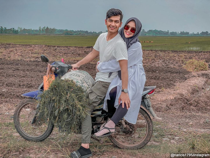 Tampil ala <i>couple</i> sederhana