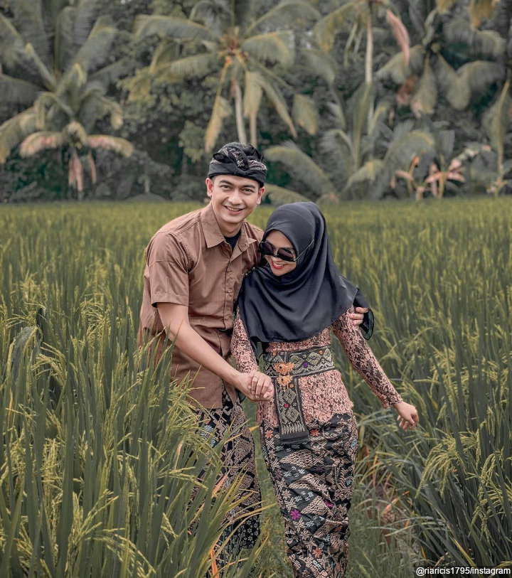 Kenakan pakaian adat