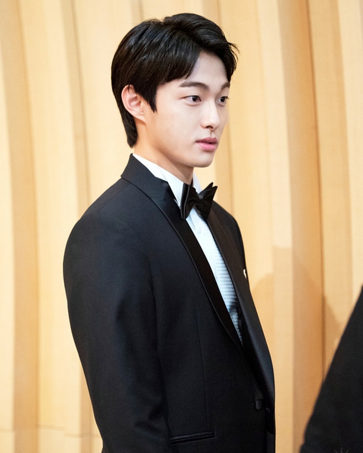 Gagah Dalam Balutan <i>Suit</i>
