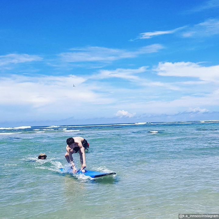 Momen berselancar di Bali