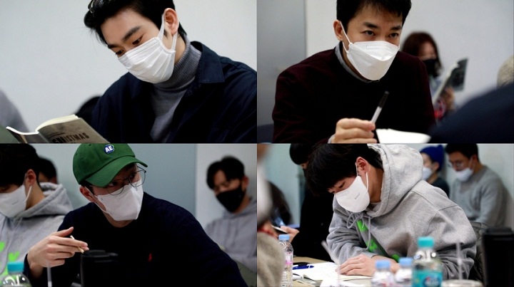 Dibintangi Jinyoung GOT7, Film \'Christmas Carol\' Rilis Foto Pembacaan Naskah Pertama