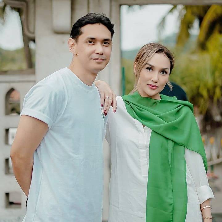 beda empat tahun dengan sara