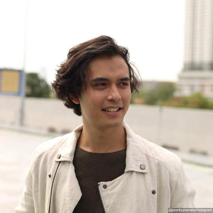 Muncul di Teater dan video klip