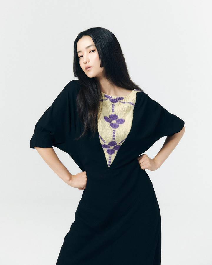 Perpaduan dress dan gaya rambut unik
