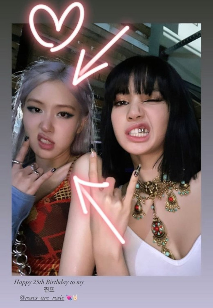 Lisa BLACKPINK Posting Selfie Uwu Rayakan Ultah Rose, Penampilannya Bikin Kaget