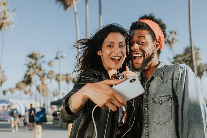Ilustrasi selfie pasangan
