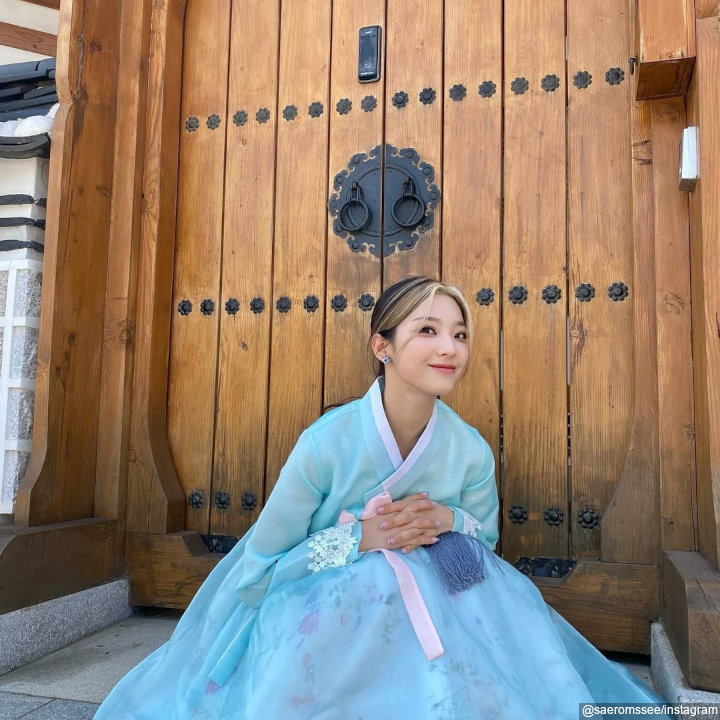Anggun Dengan <i>Hanbok</i>