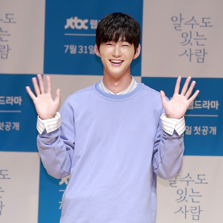 Memiliki <i>Eye Smile</i> Yang Indah