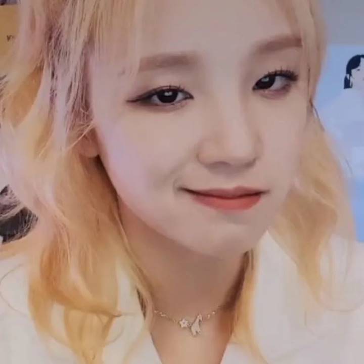 senyumnya ikonik