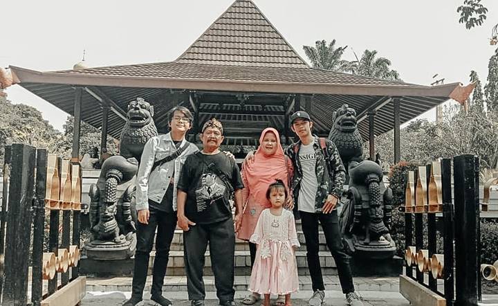 bersama keluarga
