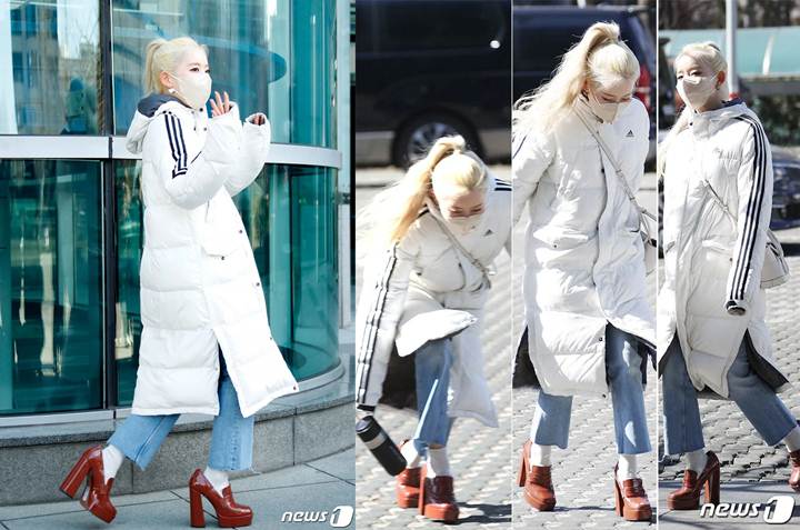 Sieun STAYC Picu Kekhawatiran Pakai Sepatu Kebesaran Sampai Hampir Jatuh, Stylist Dikritik