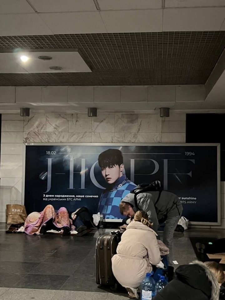 Warga Ukraina Berlindung di Depan Billboard J-Hope BTS Bikin Nyesek