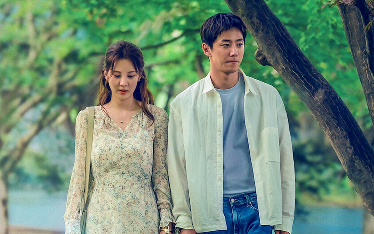 Seohyun SNSD dan Lee Jun Young Komentari Adegan Sensual Injak Punggung di 'Love And Leashes'