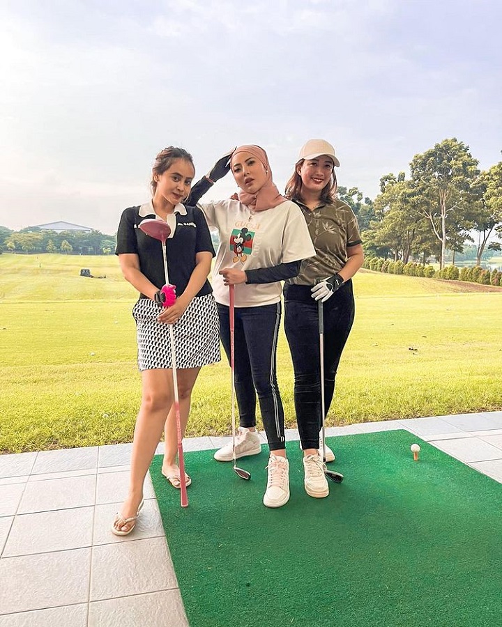 Main golf dengan bestie