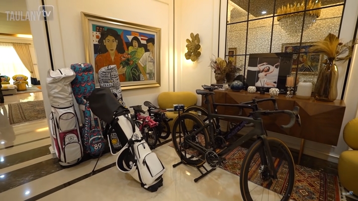 Ruang Depan Penuh Alat Olahraga