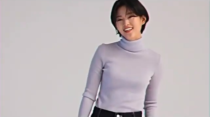 Memiliki Senyum Manis