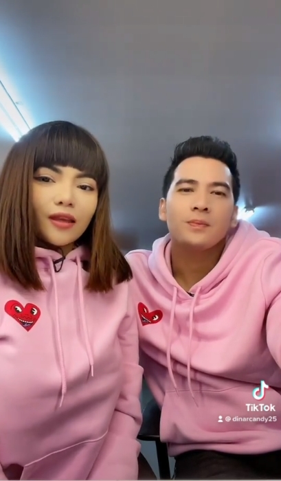 Sering Memakai <i>Baju Couple</i>
