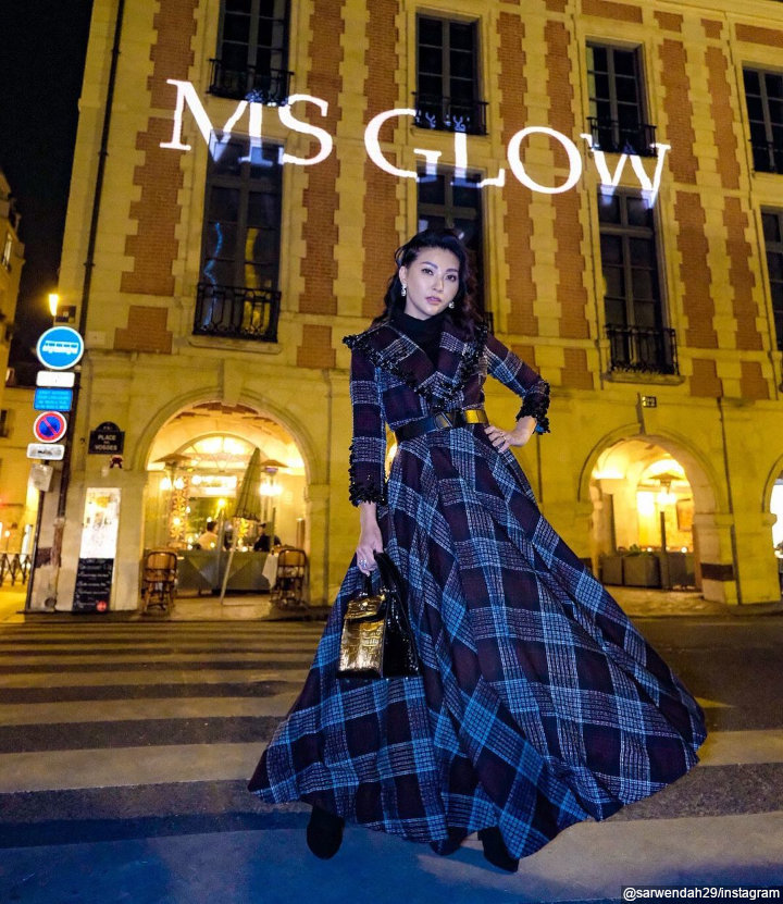 <i>Hello from paris</i>