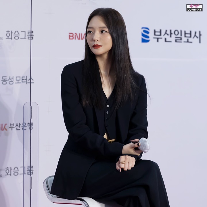 Pesona esom saat kenakan jas