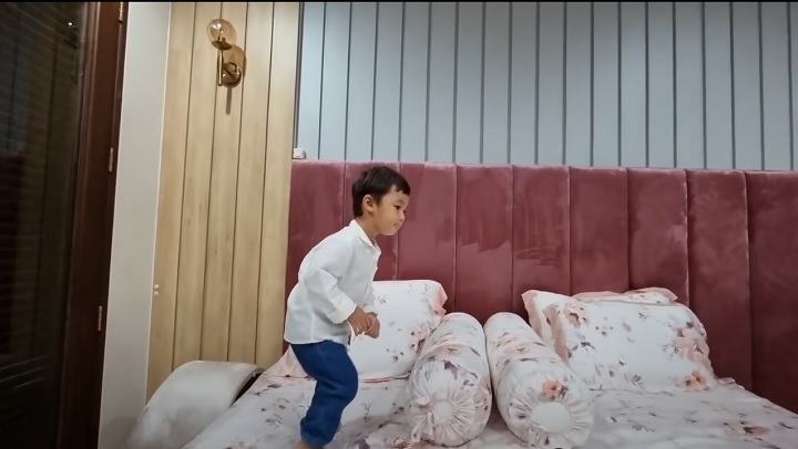 Kiano seru-seruan di kamar ameena