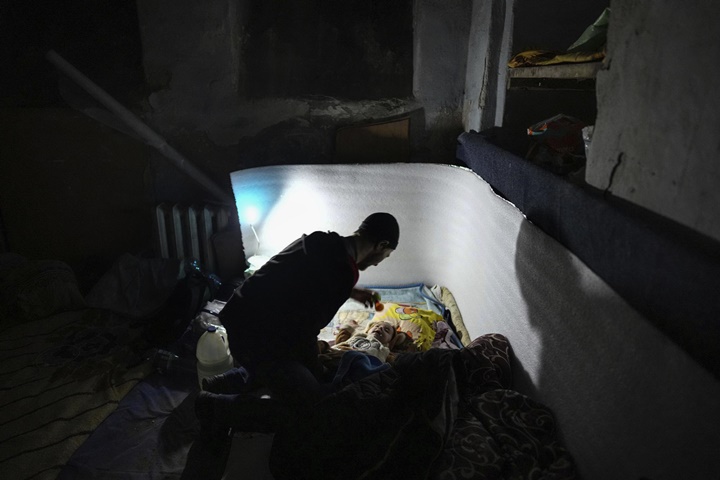 Seorang Pria dan Bayi Berlindung di Dalam Shelter