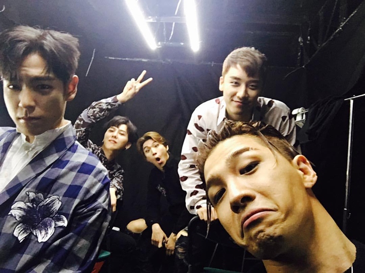 <i>Selfie</i> Uwu Dengan Member