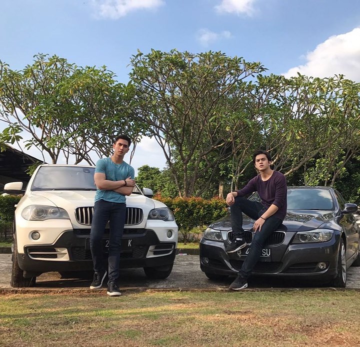Gaya Keren di Depan Mobil