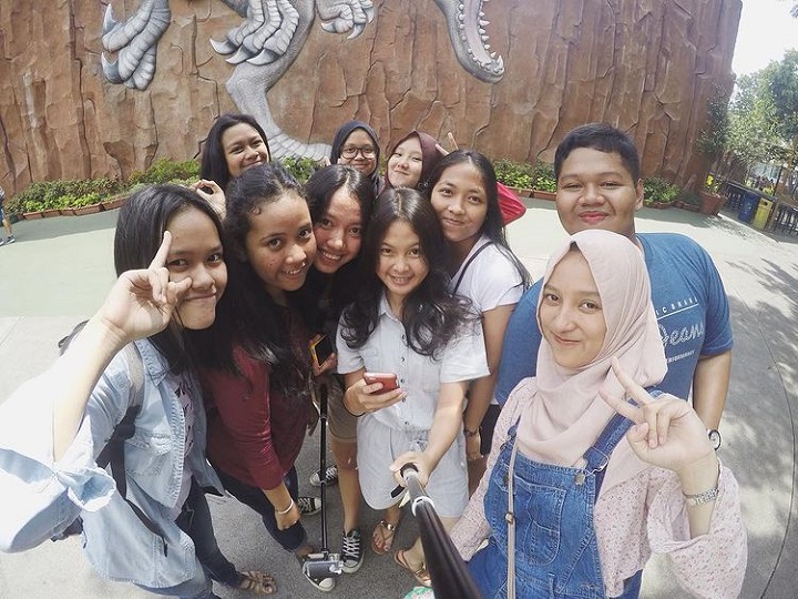 sosok ceria dan miliki banyak teman