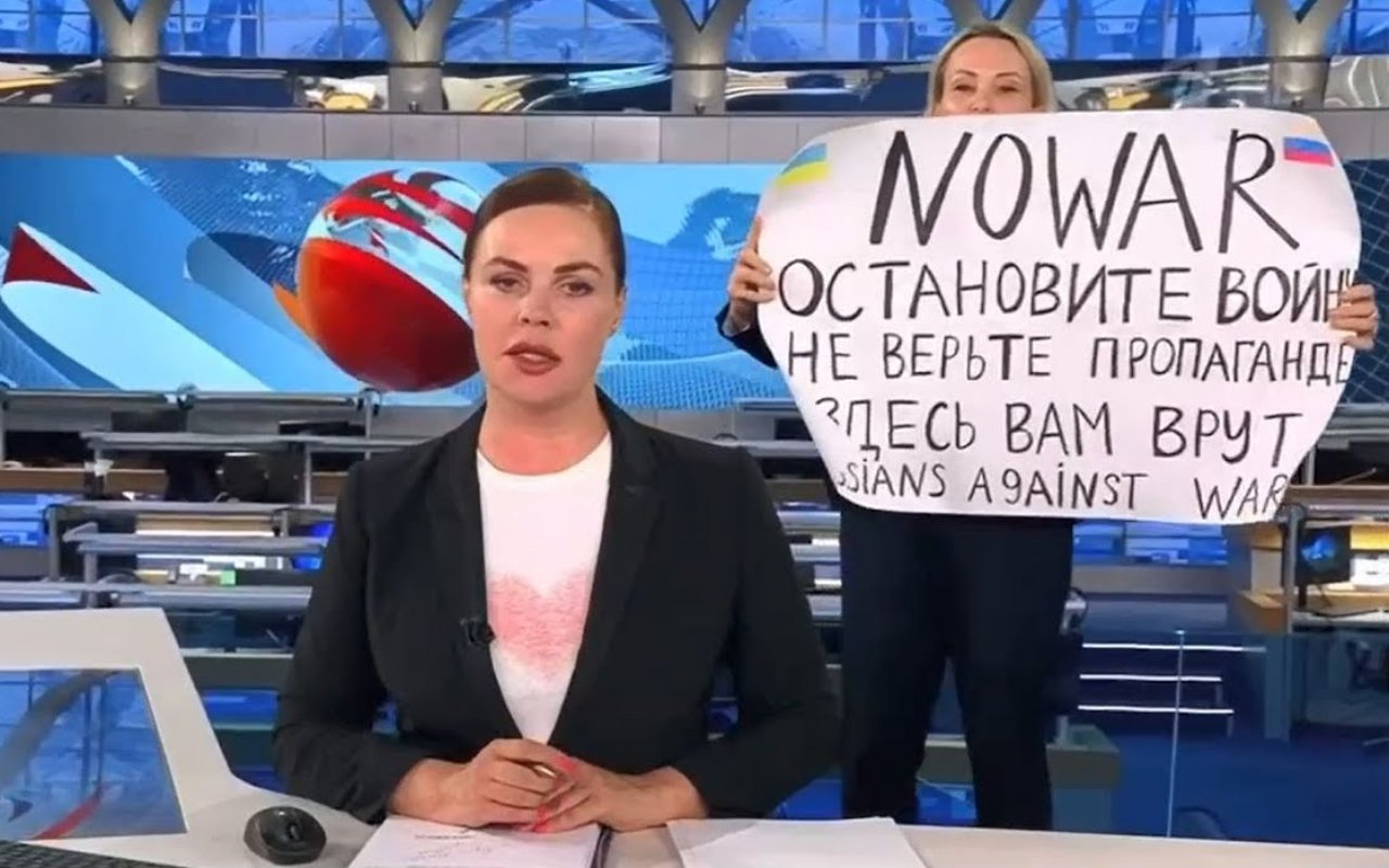 Staf TV Rusia Bikin Heboh Usai Mendadak Sela Siaran Berita Serukan Anti-Perang 