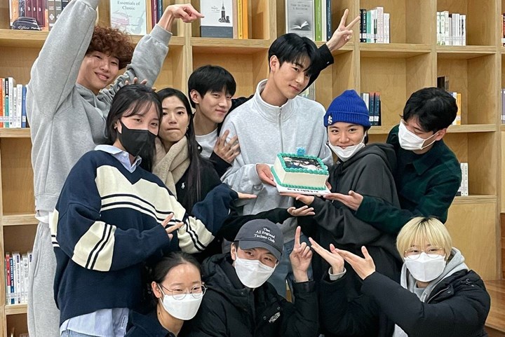 Bersama staf dan pemain lainnya