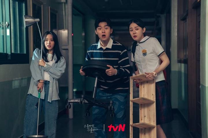 Adegan Bona WJSN, Choi Hyun Wook, dan Lee Joo Myoung di \'Twenty-Five, Twenty-One\'