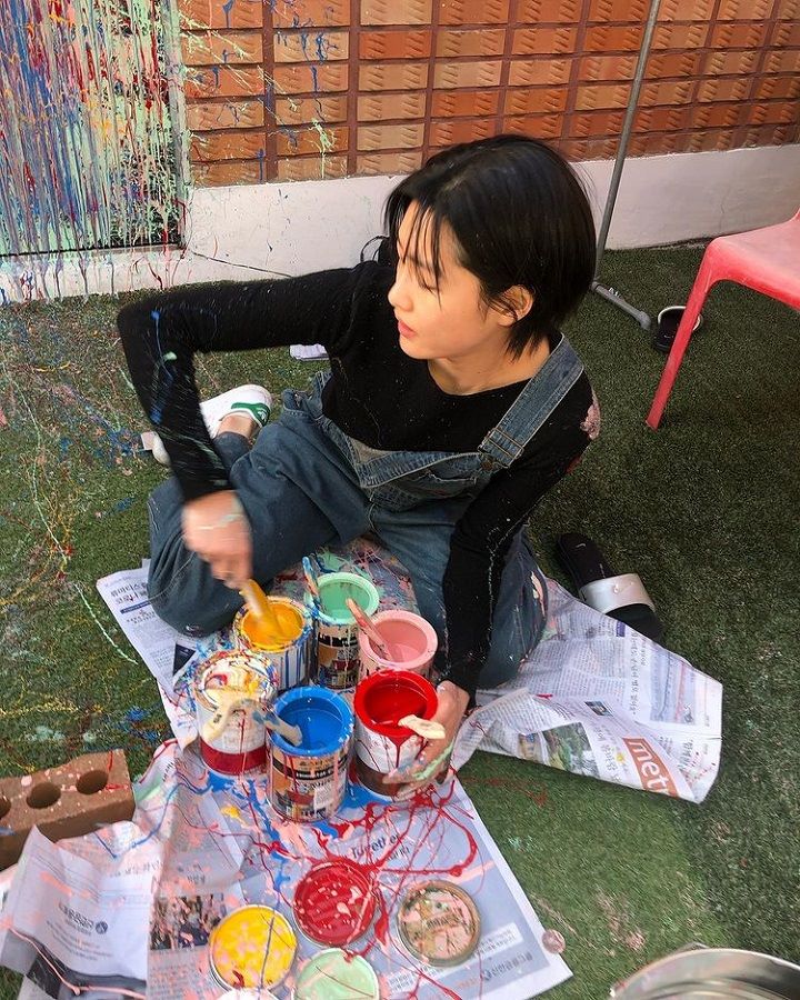cantik saat melukis