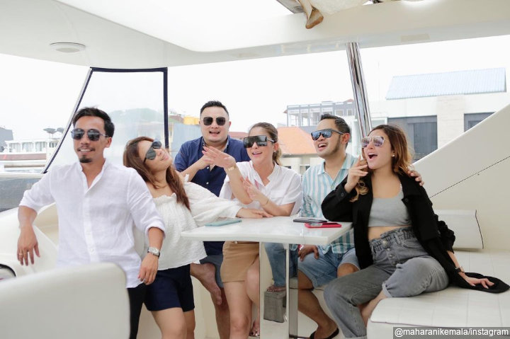 Naik kapal  bareng bestie