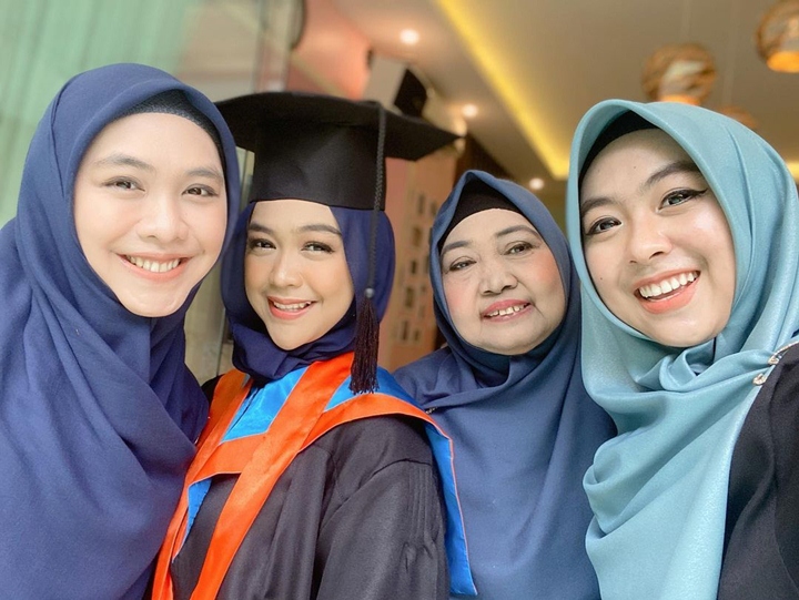 Raih Gelar Sarjana Ilmu Komunikasi