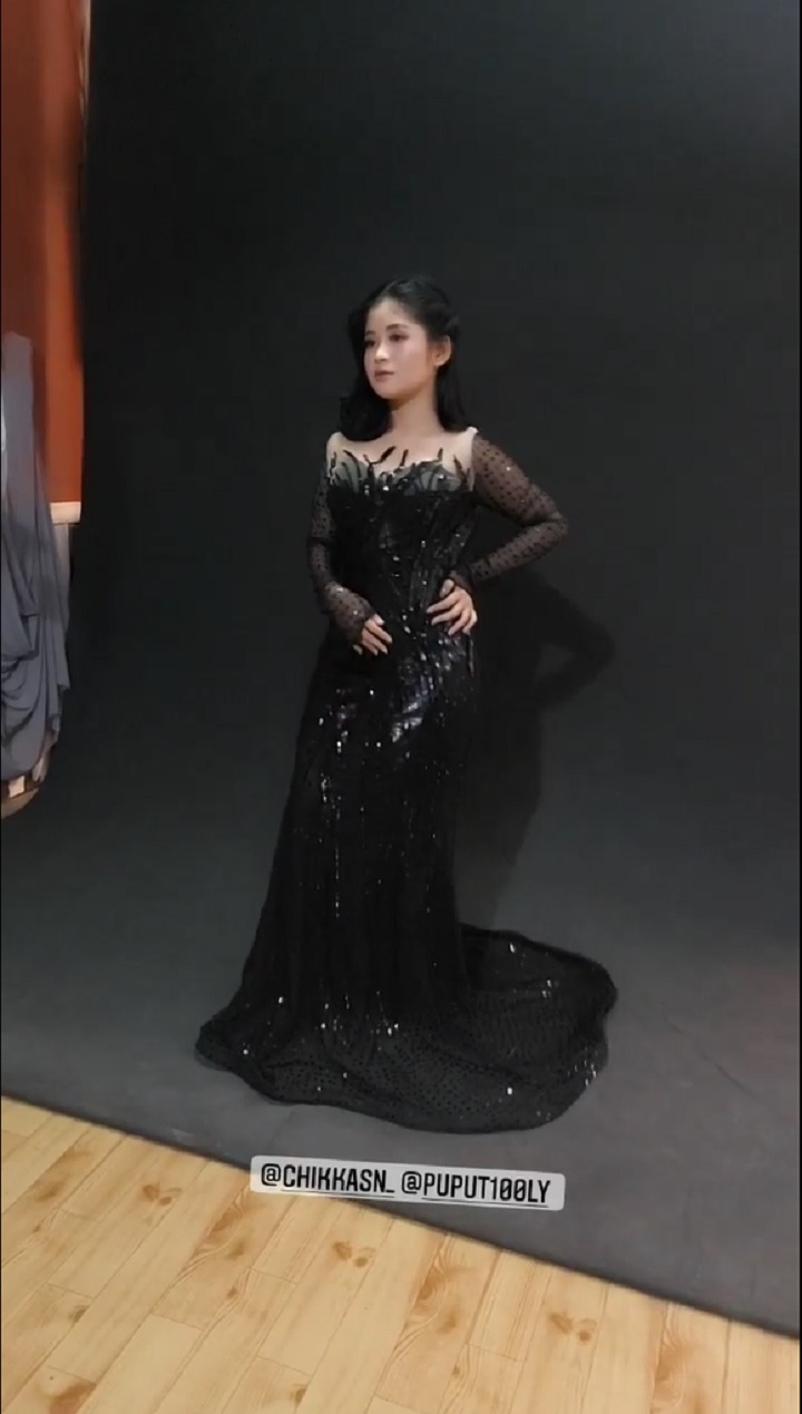 chika dengan pose percaya diri