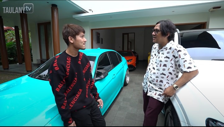 Garasi penuh mobil