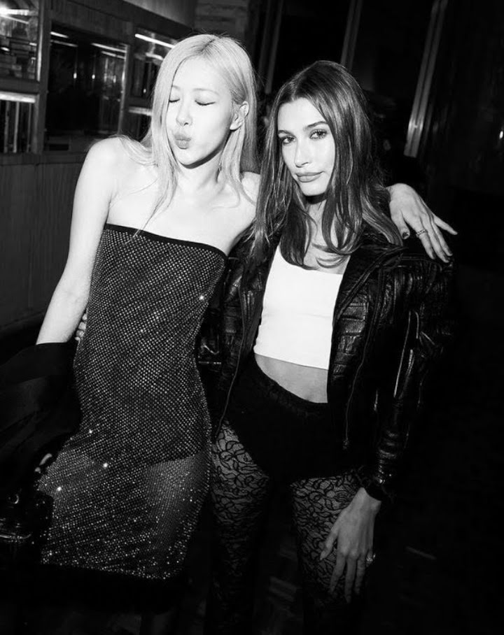 Rose BLACKPINK Adu Cantik Bareng Hailey Bieber, Siapa Paling Memukau?