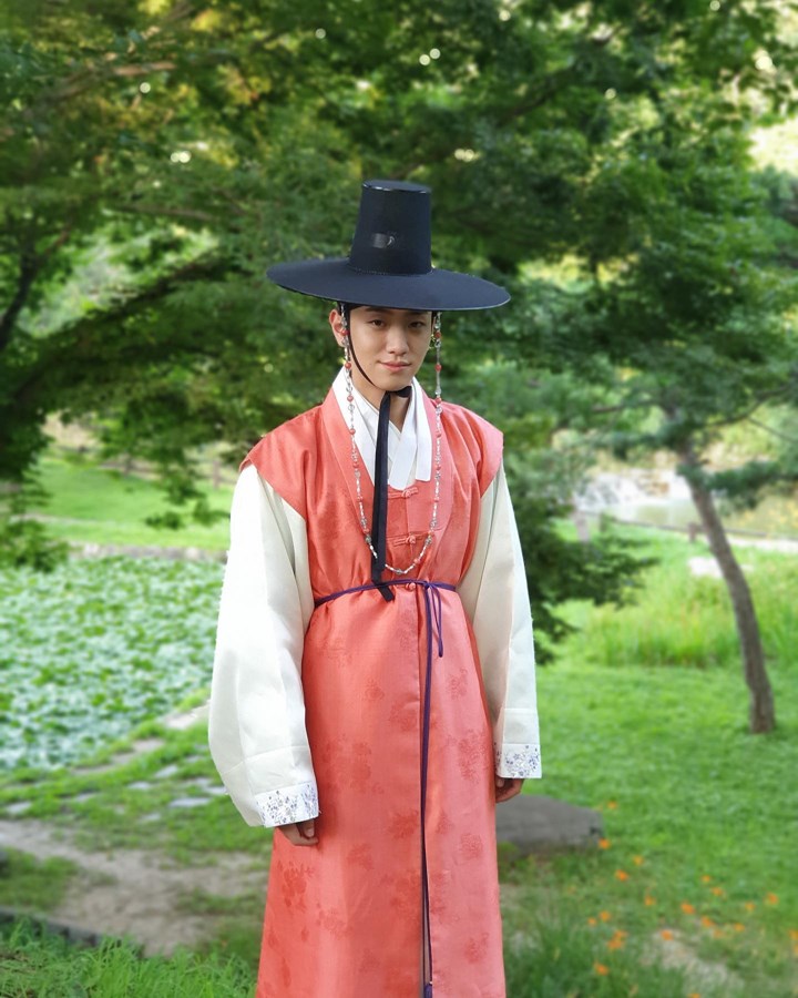 Penuh karisma dengan hanbok