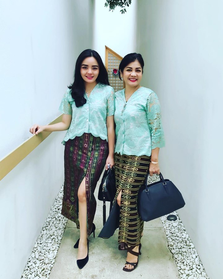 Akrab Dengan Sang Mama