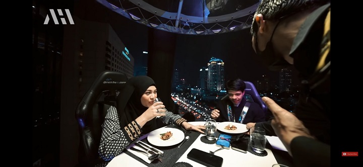Menyantap hidangan pertama