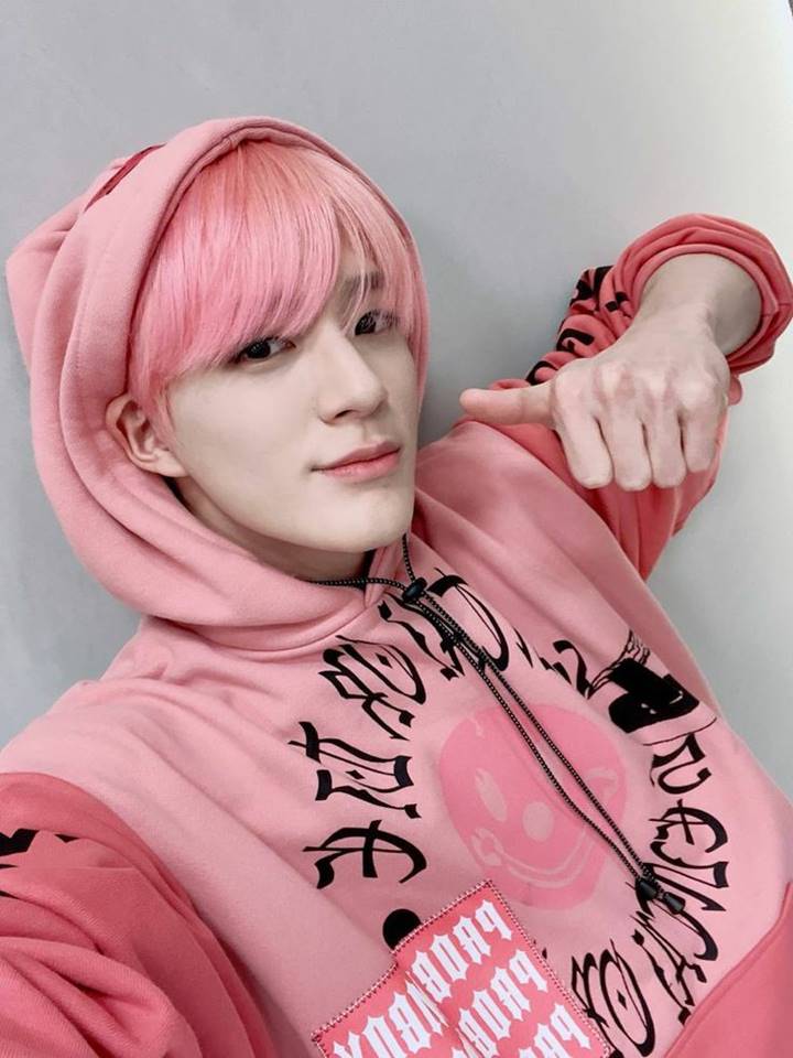 Desain Tulisan Hoodie Jeno NCT Dream Serba Pink Bikin Gagal Fokus
