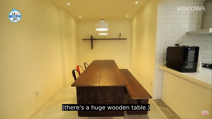 Meja Makan Kayu Sebelah Dapur