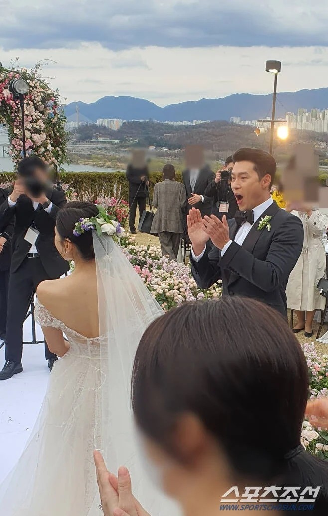 Begini Lucunya Ekspresi Hyun Bin Lihat Sang Istri Lempar Buket Bunga yang Ditangkap Gong Hyo Jin