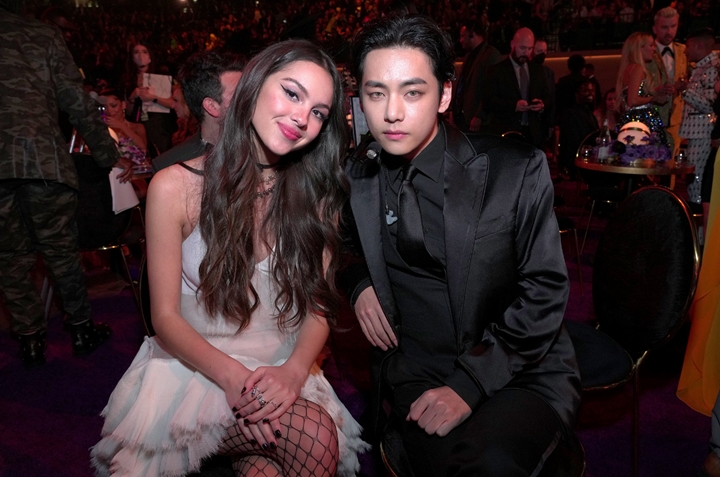 Foto Berdua, V BTS dan Olivia Rodrigo Dibilang Serasi Bak Couple Serial Remaja AS