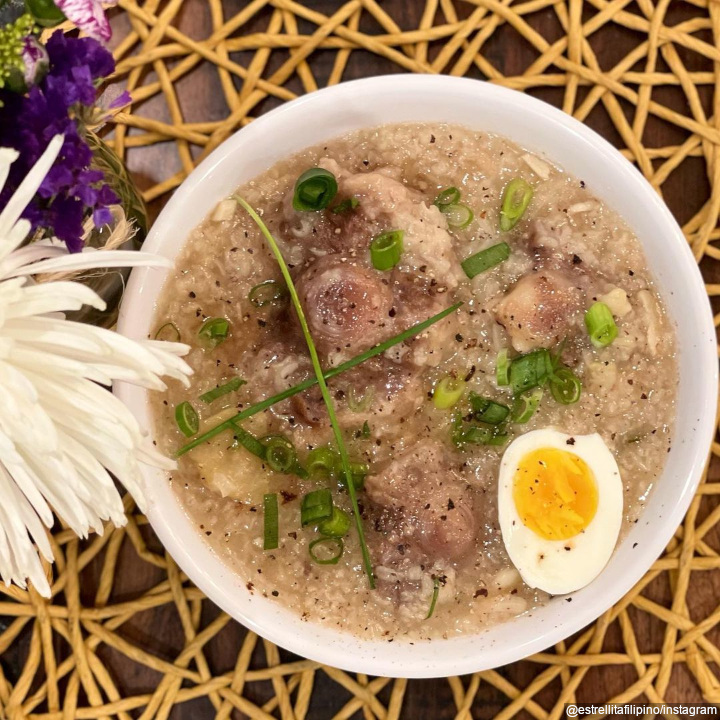 Filipina Dengan Arroz Caldo
