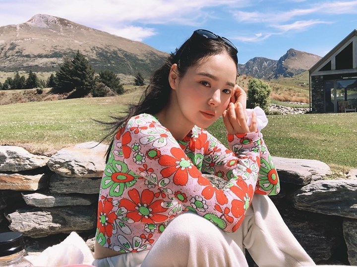 model sekaligus penyanyi