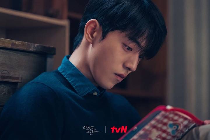 Nam Joo Hyuk membawa diari Kim Tae Ri \'Twenty-Five, Twenty-One\'