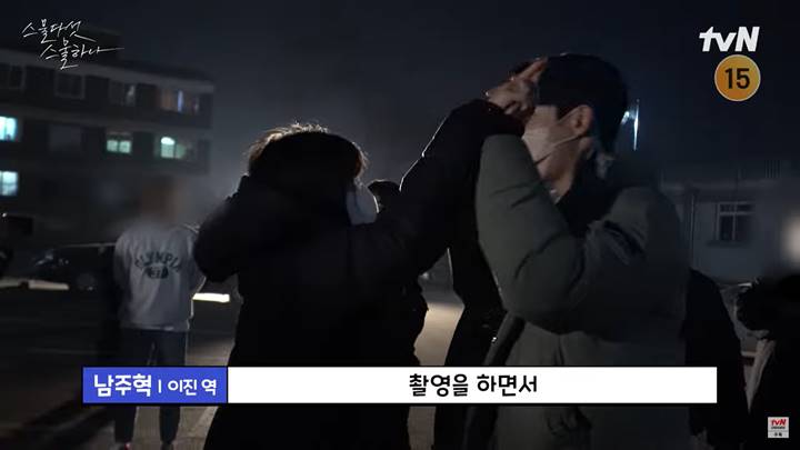 Kim Tae Ri terlihat ikut hadir di syuting terakhir adegan Nam Joo Hyuk di \'Twenty-Five, Twenty-One\'