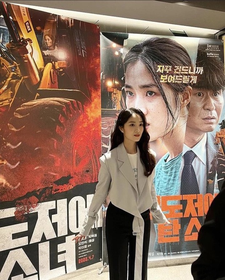 Jisoo BLACKPINK Nonton Film Kim Hye Yoon Bareng Geng Kamar 207 \'Snowdrop\', Penampilan Disorot