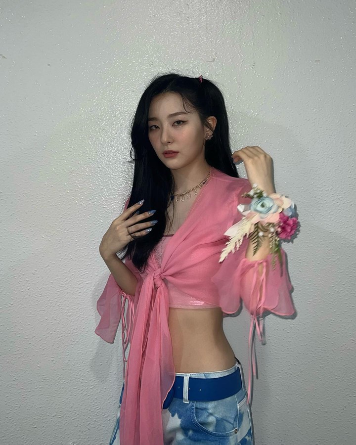 kenakan <i>crop top</i>